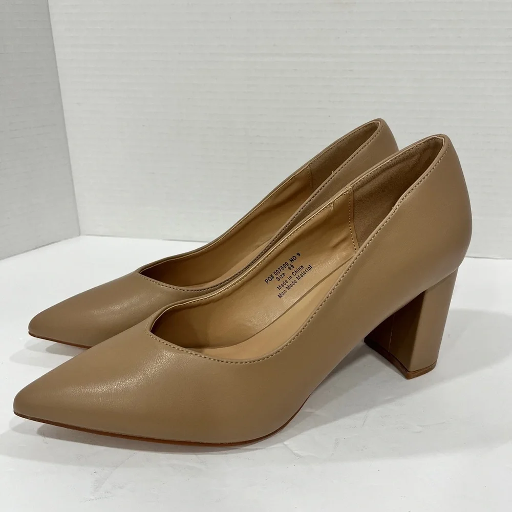 Journee Collection Womens Simonne Pointed‎ Toe Block Heel Pumps. 9.5. Mocha